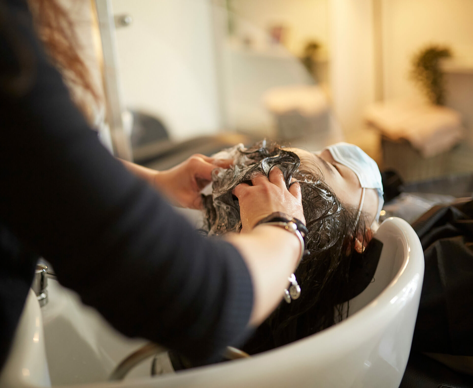 a hairdresser gives a head massage